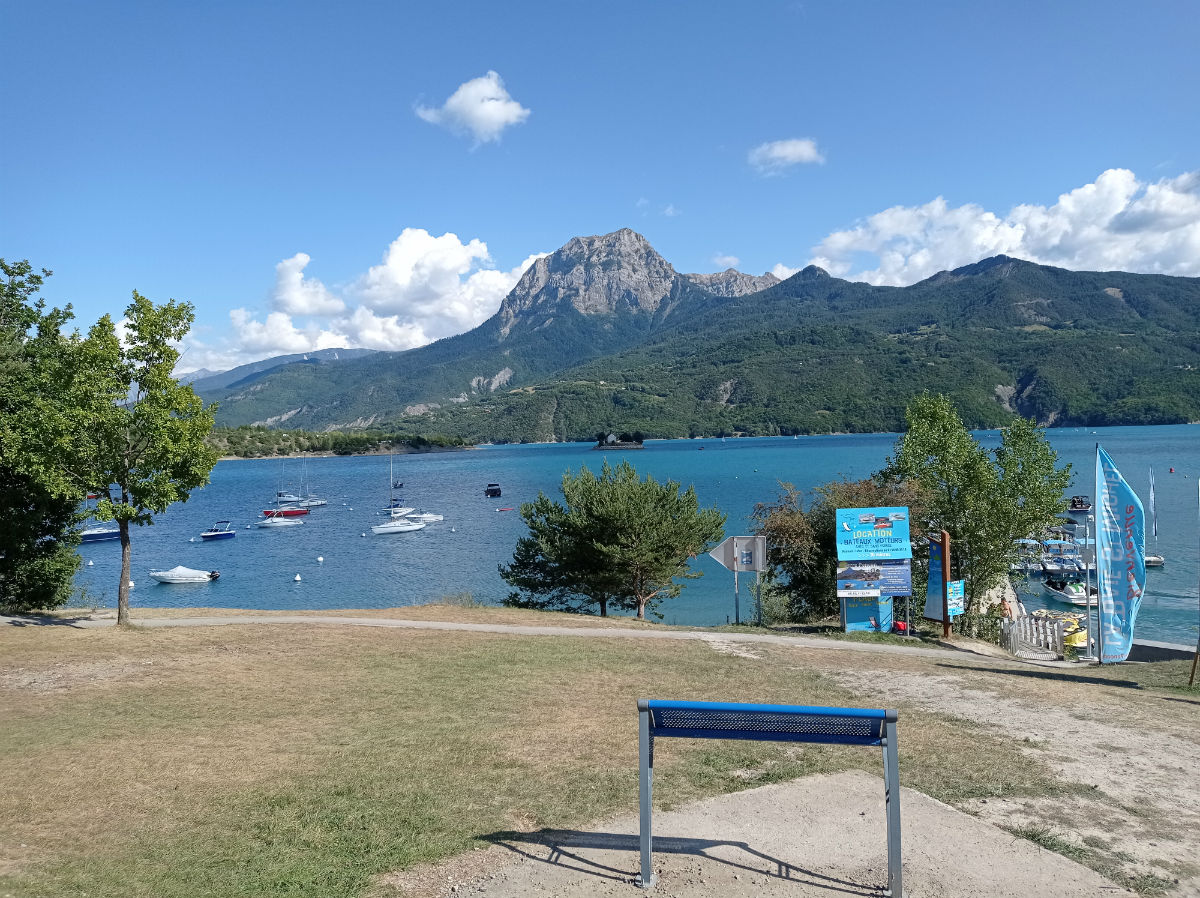 lac de serre poncon, vue depuis la baie saint michel