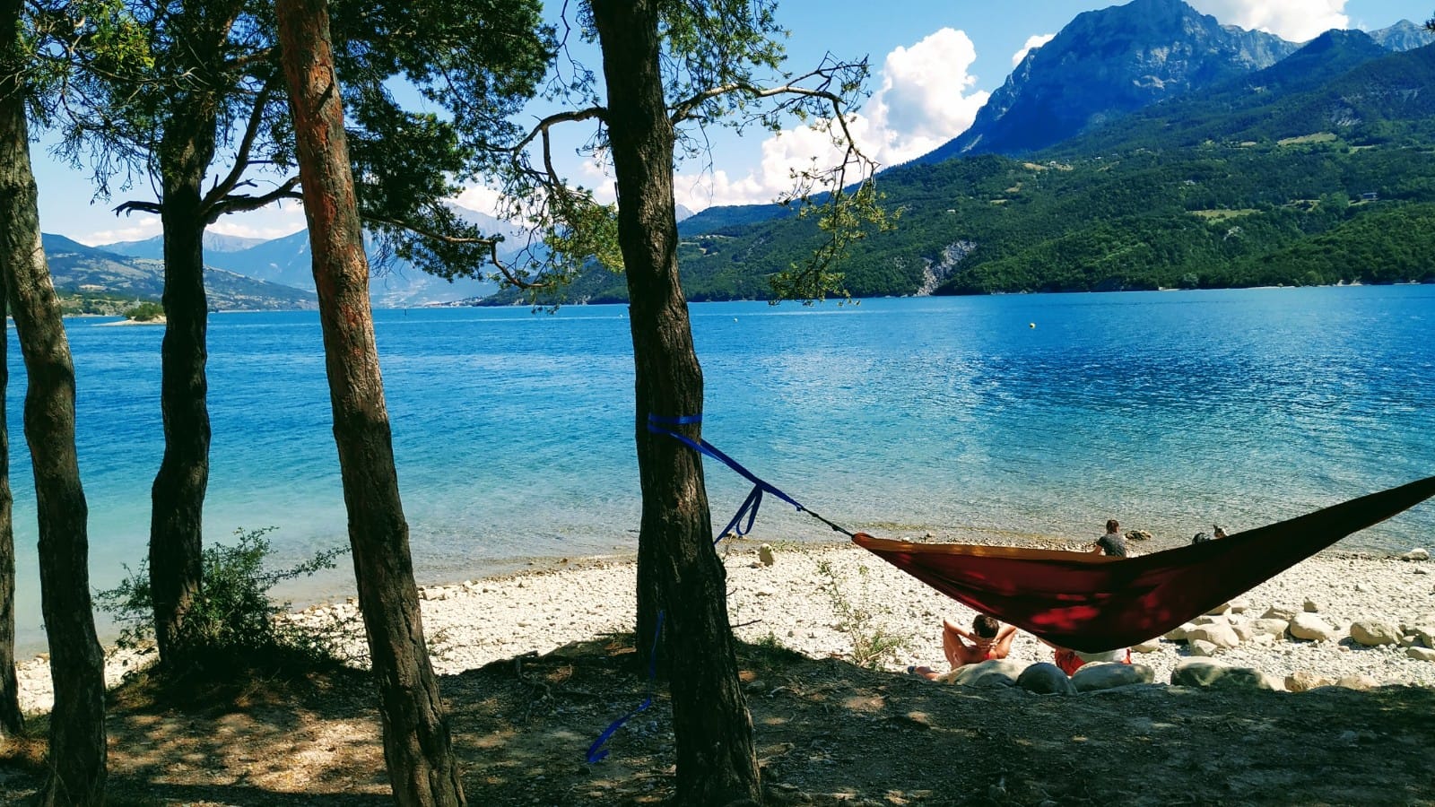 détente au lac serre poncon, sur la baie de chanteloube.