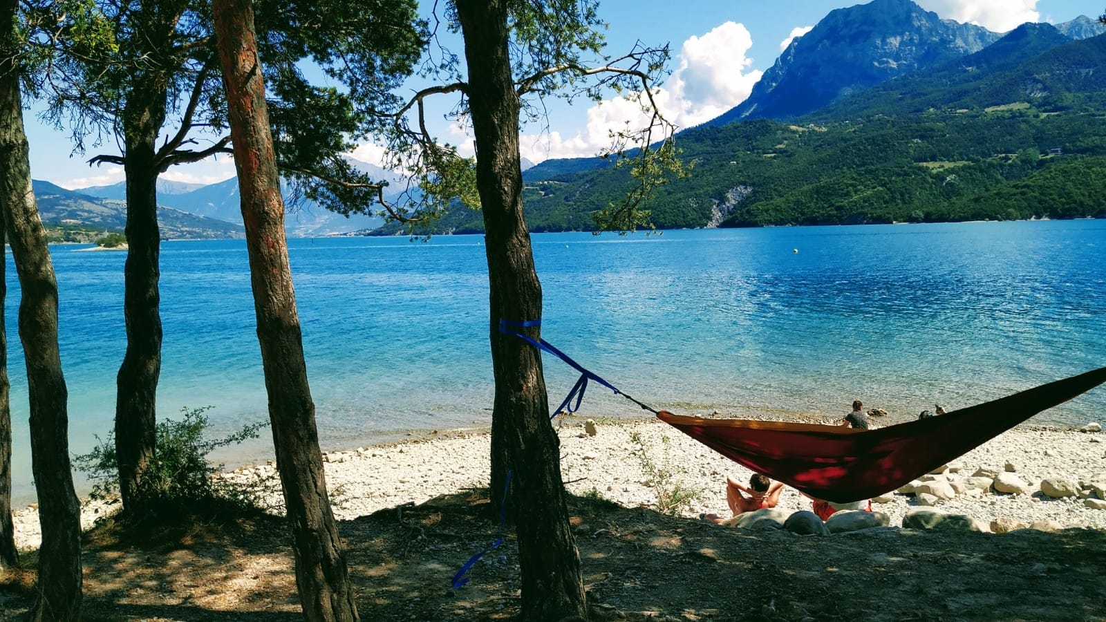 détente au lac serre poncon, sur la baie de chanteloube.