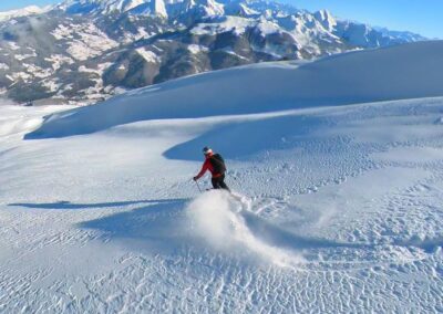 sortie hors piste avec une montée en ski de randonnée