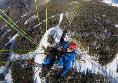 Baptème parapente en hiver, décollage à ski depuis le décollage des crêtes.