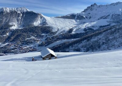 beau chalet d'alpage , perdu dans la neige fraiche