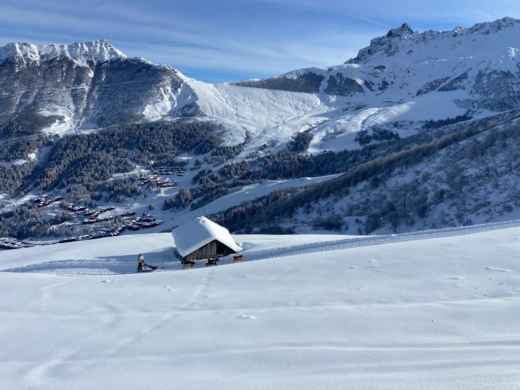 beau chalet d'alpage , perdu dans la neige fraiche